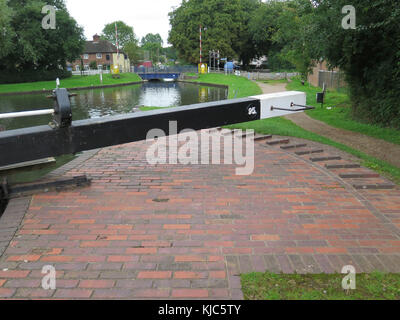 Verrouiller la porte et faisceau de treuil sur Kennet and Avon Canal à Aldermaston, Angleterre Banque D'Images