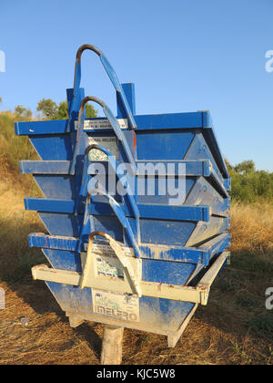 Andalousie, Espagne - 20 septembre 2017 : bleu vide builders saute sur wasteland hors village andalou Banque D'Images