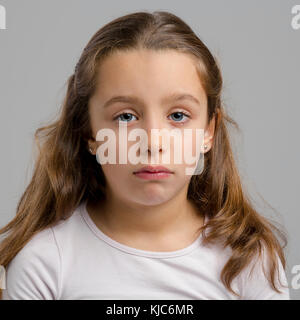 Portrait d'une petite fille faisant une expression triste Banque D'Images