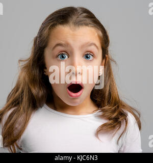 Portrait d'une petite fille faisant une expression étonnée Banque D'Images