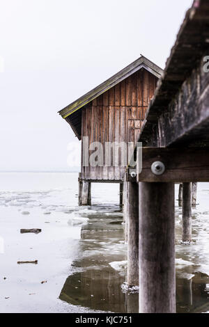 Boat House sur le lac gelé ammersee Banque D'Images