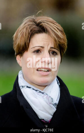 Emma Hardy MP (travail, Kingston Upon Hull West et North Ferriby) sur College Green, Westminster, discuter de Philip Hammonds budget, 22 Nov 2017 Banque D'Images