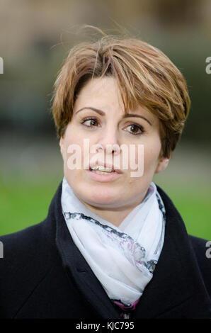 Emma Hardy MP (travail, Kingston Upon Hull West et North Ferriby) sur College Green, Westminster, discuter de Philip Hammonds budget, 22 Nov 2017 Banque D'Images