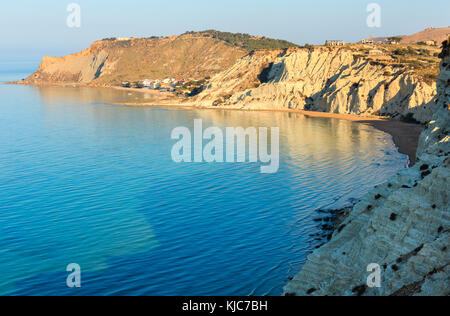 Plage de sable blanc, en vertu de la célèbre falaise appelée 'scala dei Turchi', en Sicile, près de Palerme, Italie Banque D'Images