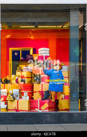 Des cadeaux de Noël (plus l'ours Paddington) sur l'affichage dans la fenêtre de la boutique Marks & Spencer dans le centre commercial au centre-ville de Cambridge. Banque D'Images