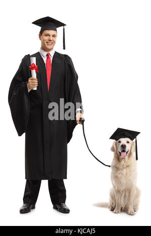 Portrait d'étudiant diplômé avec un diplôme et un chien portant une graduation hat isolé sur fond blanc Banque D'Images