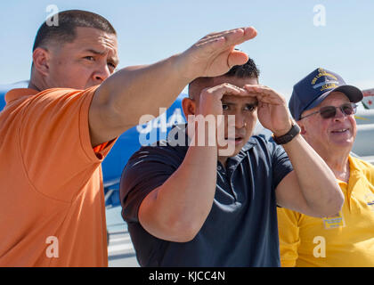 (CORPUS CHRISTI, Texas) - Hôpital Corpsman 1re classe Juan C. Garcia, à gauche, et l'Hospital Corpsman 1re classe Melvin-Jorge Zabala, marins dans la course pour l'éducation en médecine de la Marine de la formation et de la logistique (Commande) NMETLC marin de l'année (soja), de l'envol du USS Lexington (CV 16) avec leur guide, ancien chef Torpedoman 4400 Gary Ray. La visite du musée navire marque le début d'une semaine de rencontre pour réfléchir sur le patrimoine de la Marine, en fin de compte aboutir à l'annonce de l'NMETLC de soja en 2017. (U.S. Photo de la marine par la communication de masse 2e classe Michael J. Li Banque D'Images