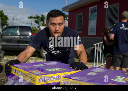 LOS LLANOS, Puerto Rico - David Ang, volontaire de Samaritan's Purse, décharge des boîtes de couches pour distribution dans le cadre d'une église locale, le 14 novembre 2017. Samaritan's Purse a aidé l'Agence fédérale de gestion des urgences, l'armée, et des bénévoles de l'épicerie pour distribuer 1 000 familles dans la région. (U.S. Photo de l'armée par le Sgt. Avery Cunningham) Banque D'Images