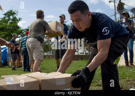 LOS LLANOS, Puerto Rico - David Ang, volontaire de Samaritan's Purse, les déchargements des boîtes d'épicerie pour distribution à une église locale, le 14 novembre 2017. Samaritan's Purse a aidé l'Agence fédérale de gestion des urgences, l'armée, et des bénévoles de l'épicerie pour distribuer 1 000 familles dans la région. (U.S. Photo de l'armée par le Sgt. Avery Cunningham) Banque D'Images