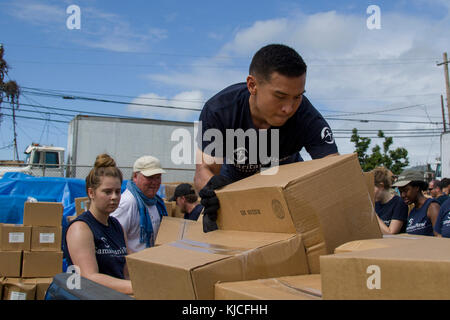 LOS LLANOS, Puerto Rico - David Ang, volontaire de Samaritan's Purse, charge un camion de bénévoles locaux avec des boîtes d'épicerie pour distribution dans la Communauté le 14 novembre 2017. Samaritan's Purse a aidé l'Agence fédérale de gestion des urgences, l'armée, et des bénévoles de l'épicerie pour distribuer 1 000 familles dans la région. (U.S. Photo de l'armée par le Sgt. Avery Cunningham) Banque D'Images