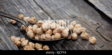 Pois chiches crus sur une vieille table en bois, copy space Banque D'Images