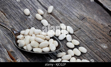 Matières haricots blancs sur une vieille table en bois, copy space Banque D'Images