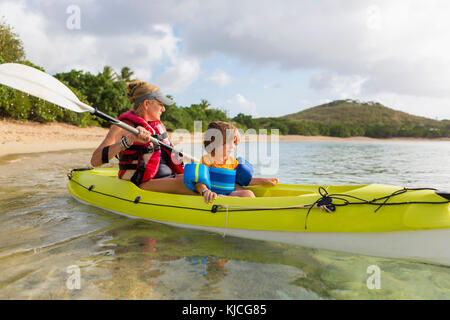 Caucasian mother and son in kayak Banque D'Images