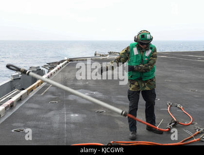 Océan Pacifique (nov. 15, 2017) La Marine américaine logues 3e classe Spécialiste Austin harpe, de converser, Texas, les chutes d'une MK-105 sur l'accord de l'envol du porte-avions USS Nimitz (CVN 68), 15 novembre 2017, dans l'océan Pacifique. Le groupe aéronaval du Nimitz est sur un déploiement dans la zone de responsabilité de la 7ème flotte à l'appui d'opérations de sécurité maritime et les efforts de coopération en matière de sécurité dans le théâtre. La Flotte américaine du Pacifique a patrouillé dans la région Indo-pacifique couramment pour plus de 70 ans la promotion de la sécurité, la stabilité et la prospérité. (U.S. Photo de la marine en masse communic Banque D'Images