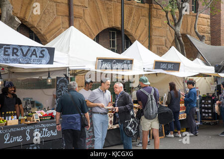 Stands de nourriture au marché du samedi dans les roches zone historique de Sydney, Australie Banque D'Images