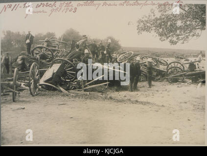 Photographie documentant l'épave d'un train d'artillerie à Enterprise (Ontario) le 9 juin 1903. L'image capture les conséquences d'un accident important impliquant du matériel militaire. Banque D'Images