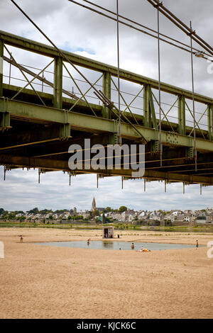 Une piscine extérieure et une plage sur le lit de la rivière sèche à Ingrandes une petite ville sur la Loire dans la vallée de la Loire en France. Banque D'Images