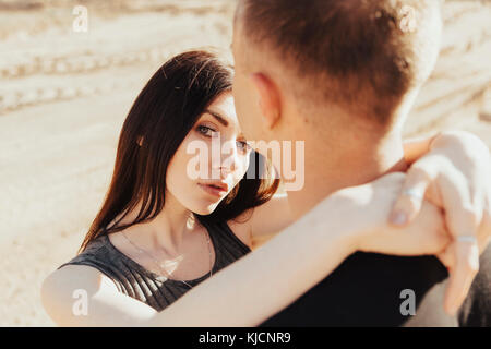 Middle Eastern couple hugging in desert Banque D'Images