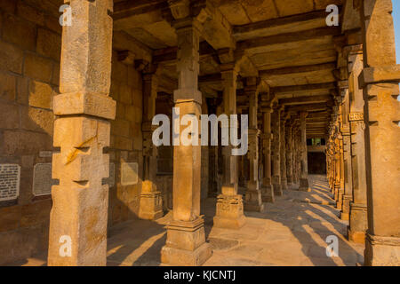 Agra, Inde - 20 septembre 2017 : colonnes avec sculpture en pierre dans la cour de la mosquée Quwwat-ul-Islam, complexe Qutub Minar, Delhi, Inde Banque D'Images