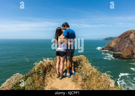 Couple hugging près de scenic view of ocean Banque D'Images