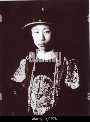 Puyi, le dernier empereur de Chine, est représenté dans une photographie de 1922 capturant le jeune souverain pendant les dernières années de la dynastie Qing. L'image met en lumière le contexte historique de son règne et sa transition vers les turbulences politiques de la Chine du XXe siècle. Banque D'Images