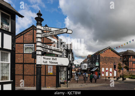 Panneau pour piétons à High Street montrant les directions aux points d'intérêt à Northwich, Cheshire, Royaume-Uni Banque D'Images