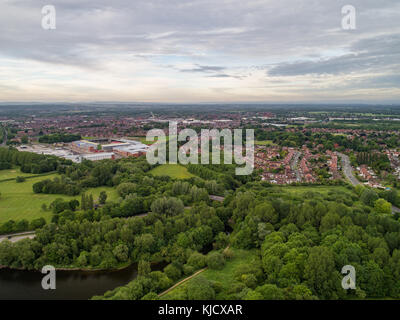 Vue aérienne de Leigh Sports Village avec supermarché Morrisons et Holiday Inn Express à Leigh, Greater Manchester, Angleterre, RU Banque D'Images