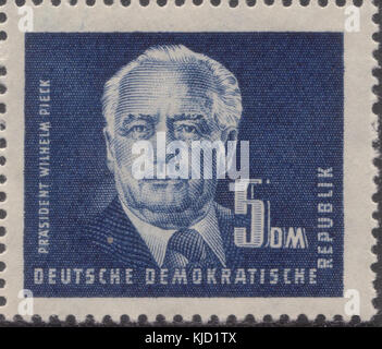 Le DDR Briefmarke (timbre) de 1951 représentant Pieck est un timbre allemand de la Deutsche Demokratische Republik, commémorant une figure notable, probablement un leader politique ou une icône culturelle. Banque D'Images