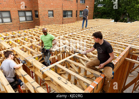 Les bénévoles de martelage at construction site Banque D'Images