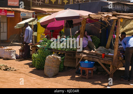 Les étals de marché en bois en bordure de la ligne de la vente de fruits et légumes, de l'Ouganda, l'Afrique de l'Est Banque D'Images