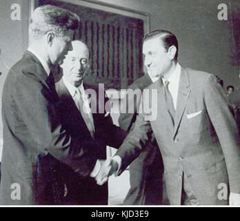 Kennedy serre la main Adnan al pachachi 31032010 Banque D'Images