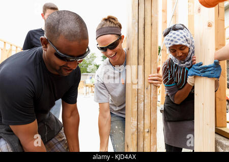 Les bénévoles d'holding at construction site Banque D'Images