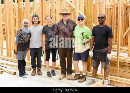 Les bénévoles posing at construction site Banque D'Images