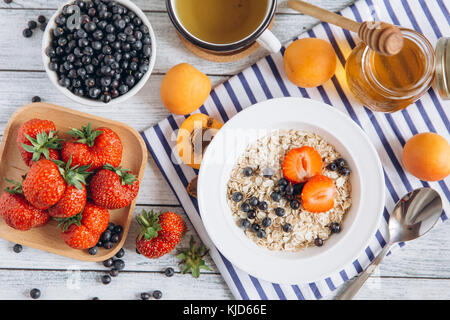 Petit déjeuner sain sur la table Banque D'Images