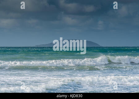 Les vagues se sont écrasé sur la plage de Porth Neigwl, avec l'île Bardsey au loin, près d'Abersoch, Llyn Penninsula, Gwynedd, pays de Galles Banque D'Images