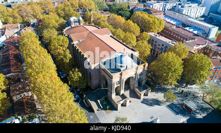 Vue aérienne de l'église Saint Aubin dans le centre-ville de Toulouse Banque D'Images