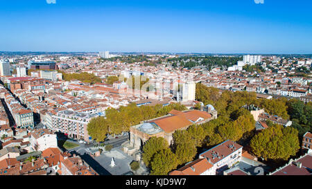 Vue aérienne de l'église Saint Aubin dans le centre-ville de Toulouse Banque D'Images