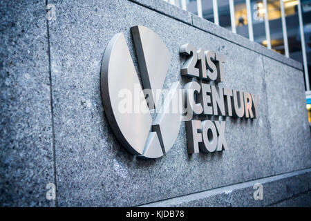 Le logo 21st Century Fox sur le siège de News Corp. à Midtown Manhattan à New York le vendredi 17 novembre 2017. Après que Disney a été signalé comme étant intéressé par l'achat de 21St Century Fox à News Corp., Comcast, Verizon Communications et Sony Pictures Entertainment ont également fait des ouvertures. (© Richard B. Levine) Banque D'Images