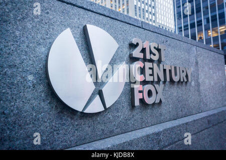 Le logo 21st Century Fox sur le siège de News Corp. à Midtown Manhattan à New York le vendredi 17 novembre 2017. Après que Disney a été signalé comme étant intéressé par l'achat de 21St Century Fox à News Corp., Comcast, Verizon Communications et Sony Pictures Entertainment ont également fait des ouvertures. (© Richard B. Levine) Banque D'Images