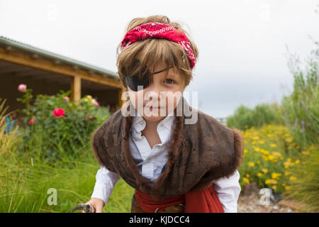 Caucasian boy wearing pirate costume Banque D'Images