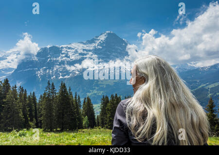 Caucasian woman admiring vue panoramique de la montagne Banque D'Images