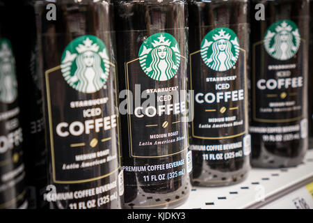 Bouteilles de café glacé starbucks sont vus d'un refroidisseur de supermarché le vendredi, Novembre 17, 2017. (© richard b. levine) Banque D'Images