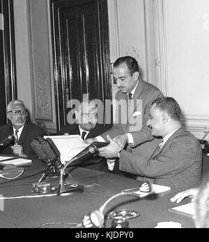 Une réunion entre le Yémen représenté par le président Abdullah Al Sallal et de l'Égypte dirigée par Abdel Nasser 14 Juillet 1964 Banque D'Images