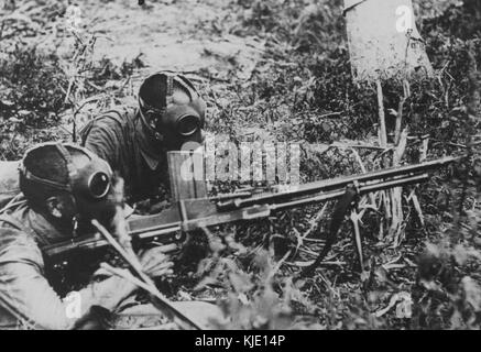 Des soldats chinois portant des masques à gaz et armés d'une République Tchèque ZB vz. 26 light machine gun Banque D'Images