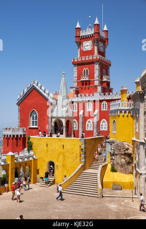 Sintra, Portugal - juillet 03, 2016 : le point de vue d'arches terrasse avec tour de l'horloge et la chapelle dédiée à Notre Dame de Pena et les restes de la sélection Banque D'Images