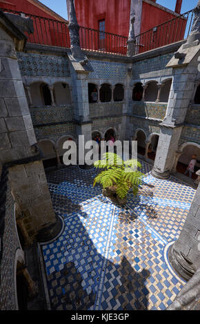 Sintra, Portugal - juillet 03, 2016 : le cloître entourant la cour intérieure de l'ancien monastère des moines. hieronymite sintr palais de Pena. Banque D'Images