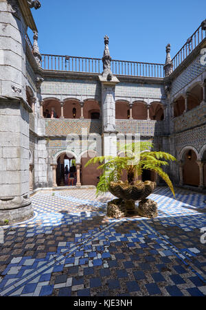 Sintra, Portugal - juillet 03, 2016 : le cloître entourant la cour intérieure de l'ancien monastère des moines. hieronymite sintr palais de Pena. Banque D'Images