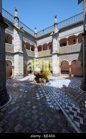 Sintra, Portugal - juillet 03, 2016 : le cloître entourant la cour intérieure de l'ancien monastère des moines. hieronymite sintr palais de Pena. Banque D'Images