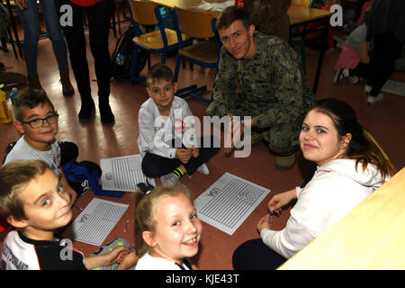 Jezierzyce, Pologne (nov. 14, 2017). Master-at-Arms troisième classe Daniel Valleley, affecté à l'installation de soutien naval (NSF) Redzikowo, interagit avec les élèves au cours d'une visite à une école locale dans Jezierzyce, Pologne. Redzikowo NSF est le plus récent de la Marine, de l'installation et la première installation aux États-Unis, en Pologne. Ses activités permettent à la réactivité des forces des États-Unis et de leurs alliés à l'appui de la région marine d'Europe, d'Afrique, l'Asie du Sud-Ouest (NAVEURAFSWA) mission Fournir des services à la flotte, chasseurs, et de la famille. (U.S. Photo de la marine par le lieutenant Marie Sanford/libérés) Banque D'Images