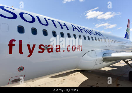 Windhoek, Namibie - mai 25, 2015 : South African Airlines avion sur la piste à Windhoek, Namibie. South African Airways est une compagnie aérienne nationale Banque D'Images